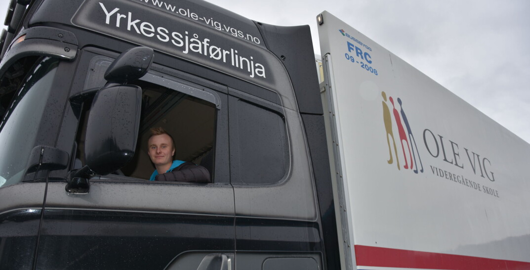 Norge trenger flere som sjåfører som kan kjøre tungtransport. Petter Bjerkli fra Stjørdal utdannet seg til yrkessjåfør på Ole Vig i Stjørdal. Også denne skolen trenger flere lærere. Norge trenger flere som sjåfører som kan kjøre tungtransport. Petter Bjerkli fra Stjørdal utdannet seg til yrkessjåfør på Ole Vig i Stjørdal. Også denne skolen trenger flere lærere.