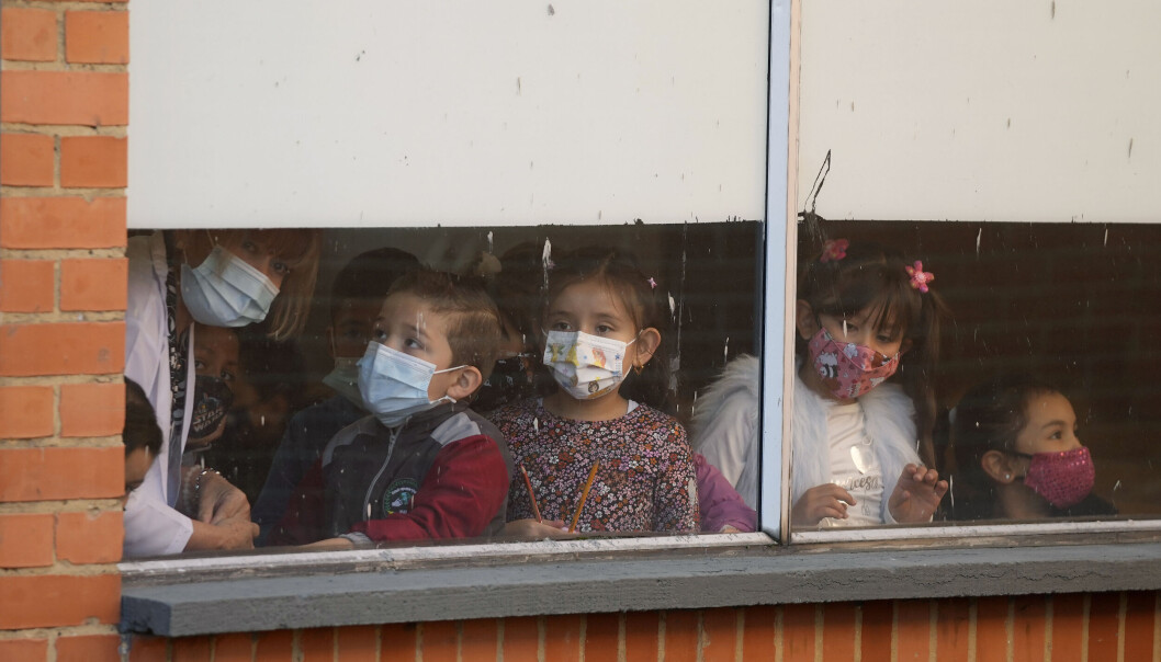 Elever ved Emma Villegas skole i Bogota i Colombia er tilbake på skolen etter lang tids nedstengning. Elever ved Emma Villegas skole i Bogota i Colombia er tilbake på skolen etter lang tids nedstengning.