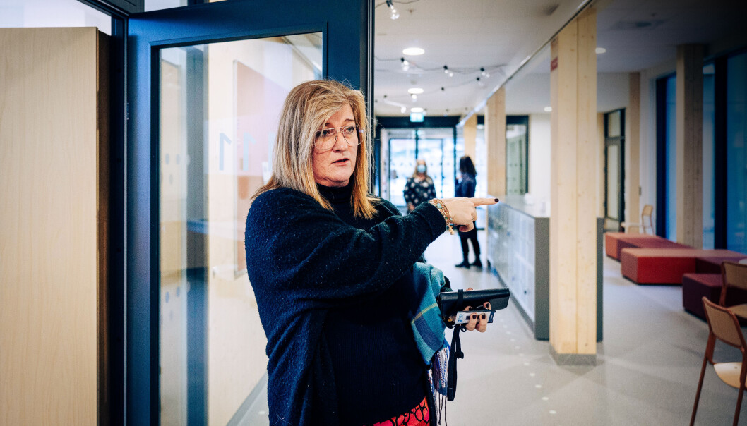 – Jeg må detaljplanlegge alt jeg gjør, sier Marit Lehn. Anstrengelsen ved en unødvendig tur mellom kontorplassen og klasserommet kan sette henne ut. – Jeg må detaljplanlegge alt jeg gjør, sier Marit Lehn. Anstrengelsen ved en unødvendig tur mellom kontorplassen og klasserommet kan sette henne ut.