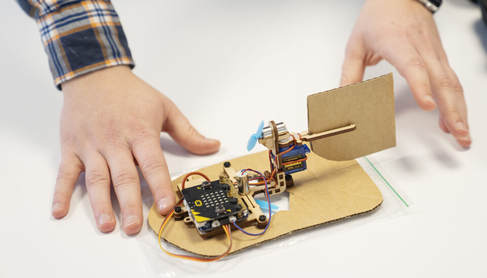 Med en micro:bit kan elevene bygge og programmere selvkjørende biler, droner og luftputebåter. Med en micro:bit kan elevene bygge og programmere selvkjørende biler, droner og luftputebåter.