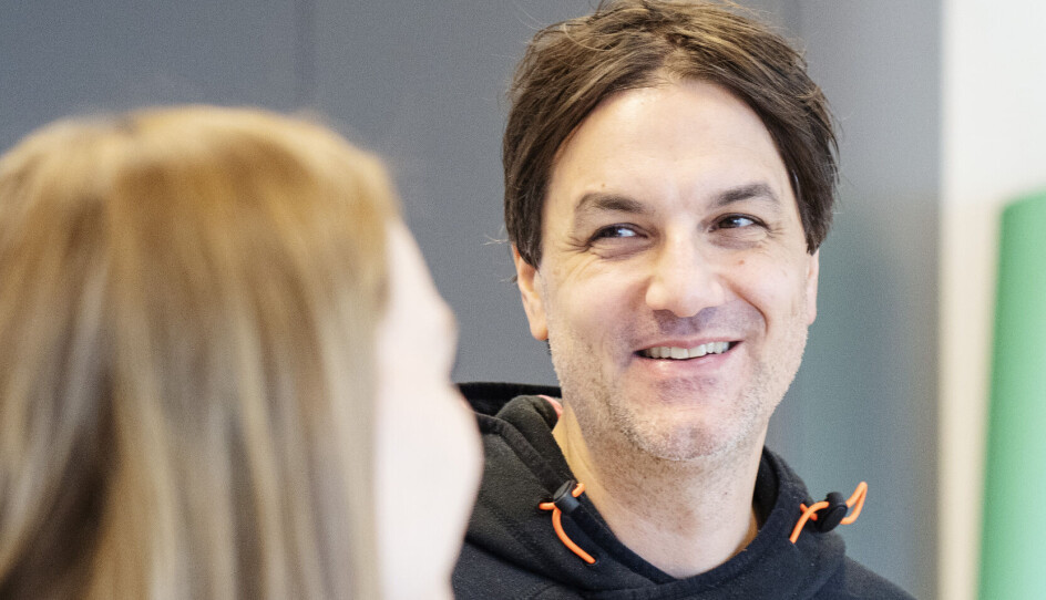 STAVANGER 08.12.2021: Et verksted p Universitetet i Stavanger driver med forkning og formidling av framtidsrettet og pedagogisk bruk av teknologi og digitale verkty i grunnskolen.Assistentene heter Caroline Pettersen og Eirik Midbe Lunde.Sjefen for verkstedet er Paolo Scarbocci.Lrerne p besk fra en skole i Strand kommune heter Eva Kristin Kolst, Bente Fisk, Janne Kristin Ksen og Gerd Nss Borka. Sistnevnte er rektor.Foto: Marie von Krogh