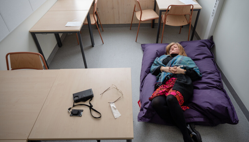 Lærer Marit Lehn (51) er helt avhengig av hvilepauser for å kunne jobbe. Hun skryter av tilretteleggingen arbeidsgiver har sørget for.