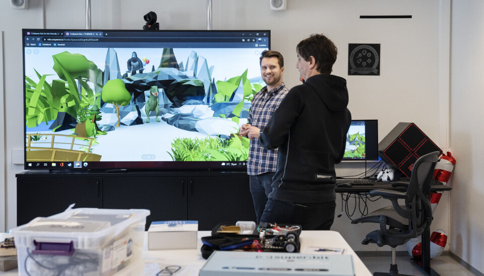 Didaktisk digitalt verksted ved lærerutdanningen i Stavanger blir brukt av vitenskapelig ansatte og faglærere som velger å legge en del av undervisningen til verkstedet. Rommene brukes i tillegg av lærerstudenter som ønsker å bruke digitale verktøy. Studentassistent Eirik Midbøe Lunde (til venstre) og universitetslektor Paolo Scarbocci. Didaktisk digitalt verksted ved lærerutdanningen i Stavanger blir brukt av vitenskapelig ansatte og faglærere som velger å legge en del av undervisningen til verkstedet. Rommene brukes i tillegg av lærerstudenter som ønsker å bruke digitale verktøy. Studentassistent Eirik Midbøe Lunde (til venstre) og universitetslektor Paolo Scarbocci.