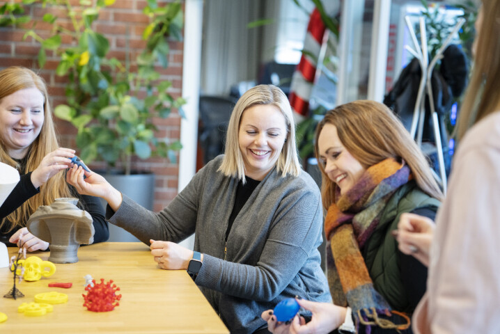 En delegasjon fra Fjelltun skole i Strand skal innrede et skaperrom kombinert med digitalt verksted, og er på besøk i didaktisk digitalt verksted for få tips og inspirasjon. Fra venstre Janne Kristin Ksen, Bente Fisk og Eva Kristin Kolst. En delegasjon fra Fjelltun skole i Strand skal innrede et skaperrom kombinert med digitalt verksted, og er på besøk i didaktisk digitalt verksted for få tips og inspirasjon. Fra venstre Janne Kristin Ksen, Bente Fisk og Eva Kristin Kolst.