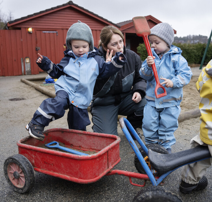 Albert vil sitte på tilhengeren, mens Lodve vil leke i sandkassen. Spesialpedagog Bente Hansen gjør tegnet for tallet 2.