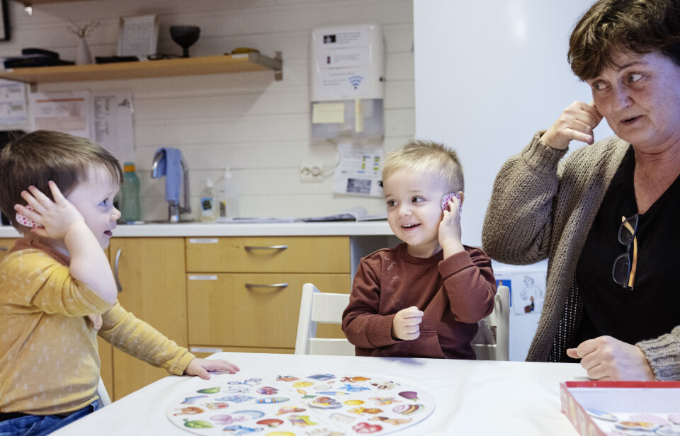 Matheo t.v. og Lodve vil spille Villkatt, og barne- og ungdomsarbeider Gunn Marit Edland er med. Lodve trekker et kort og er rask med å gjøre tegnet for telefon. De andre følger etter.