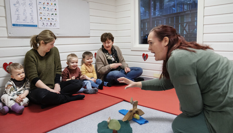 Samlingsstund i avdeling Bamsene. Pedagogisk leder Ida Sivertsen forteller eventyret om de tre Bukkene Bruse. – Nå kommer jeg og tar deg! sier trollet. Sivertsen viser tegnet for ordet «ta». Fra venstre Jens, spesialpedagog Bente Hansen, Lodve, Matheo og barne- og ungdomsarbeider Gunn Marit Edland.