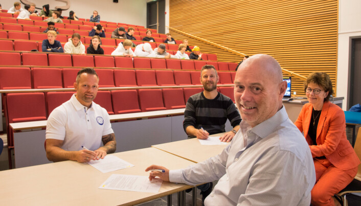 Samarbeidsavtalen undertegnes. Nærmest sitter Ronny Graskopf fra Lærling øst, og videre fra venstre: Lars Eikemo-Rolfsen, opplæringsleder i Murmesternes forening, lærlingkoordinator Jan-Eirik Trudvang og rektor Brynhild Idland. Samarbeidsavtalen undertegnes. Nærmest sitter Ronny Graskopf fra Lærling øst, og videre fra venstre: Lars Eikemo-Rolfsen, opplæringsleder i Murmesternes forening, lærlingkoordinator Jan-Eirik Trudvang og rektor Brynhild Idland.