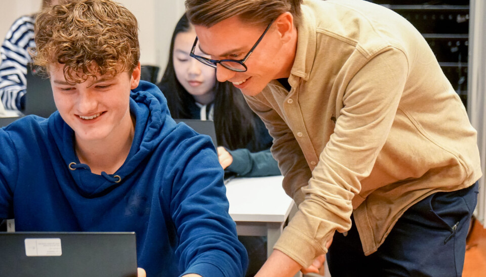 Digitale mapper er i bruk når elev Martin Hanem Neubeck og lærer Stian Engum samtaler om kroppsøvingsfaget. Digitale mapper er i bruk når elev Martin Hanem Neubeck og lærer Stian Engum samtaler om kroppsøvingsfaget.