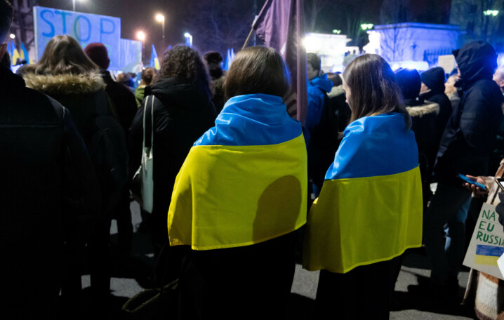 Polske demonstranter viser sin støtte til Ukraina etter den russiske invasjonen.