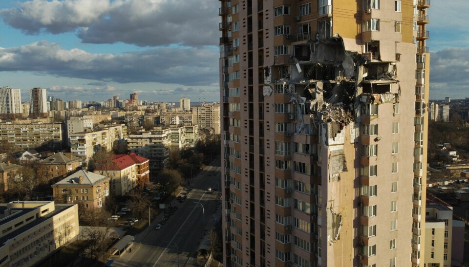 Denne boligblokken i Kyiv, Ukrainas hovedstad, ble truffet av en russisk rakett. Innbyggerne i Kyiv har inntatt kjellere, bomberom og t-banestasjoner for å beskytte seg mot kampene som pågår.