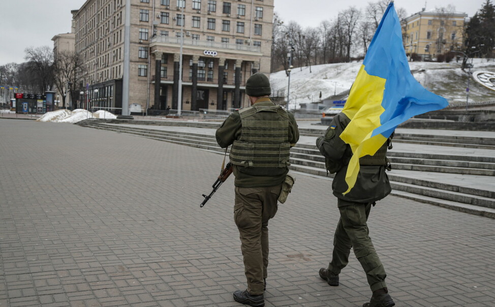 Ukrainske soldater med ukrainsk flagg i Kyiv.
