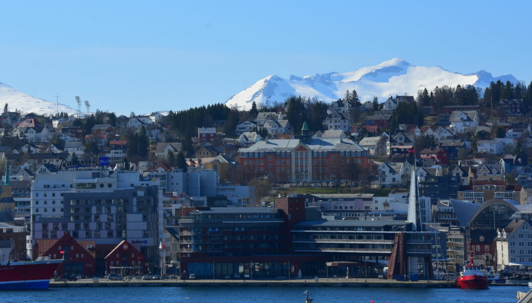 Kongsbakken videregende skole i Tromsø midt i bildet .