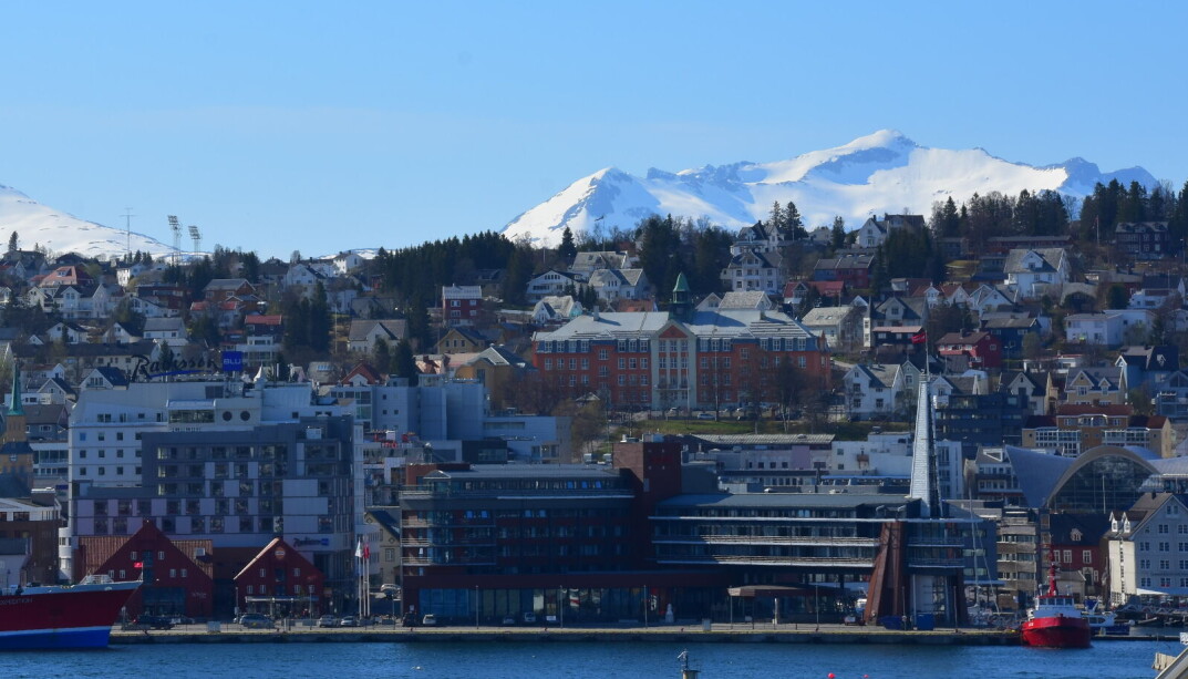Kongsbakken videregende skole i Tromsø midt i bildet . Kongsbakken videregende skole i Tromsø midt i bildet .