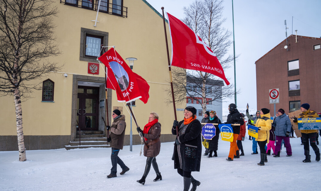 DEMONSTRASJON: Rundt ti prosent av innbyggerne i Kirkenes er russere. Også i denne byen har det vært demonstrasjoner mot Putins invasjon av Ukraina. Flere av demonstrantene ropte slagord mot president Putin og krigen da de passerte Russlands generalkonsulat i Kirkenes. DEMONSTRASJON: Rundt ti prosent av innbyggerne i Kirkenes er russere. Også i denne byen har det vært demonstrasjoner mot Putins invasjon av Ukraina. Flere av demonstrantene ropte slagord mot president Putin og krigen da de passerte Russlands generalkonsulat i Kirkenes.