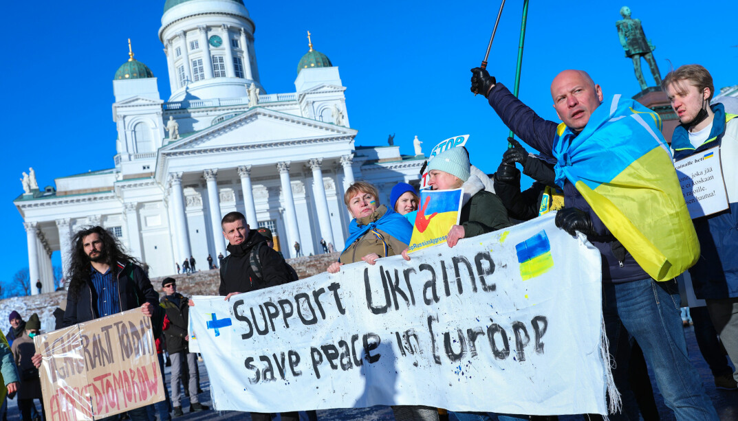 26.februar demonstrerte finner for å støtte Ukraina. Her fra Senatstorget i Helsinki.