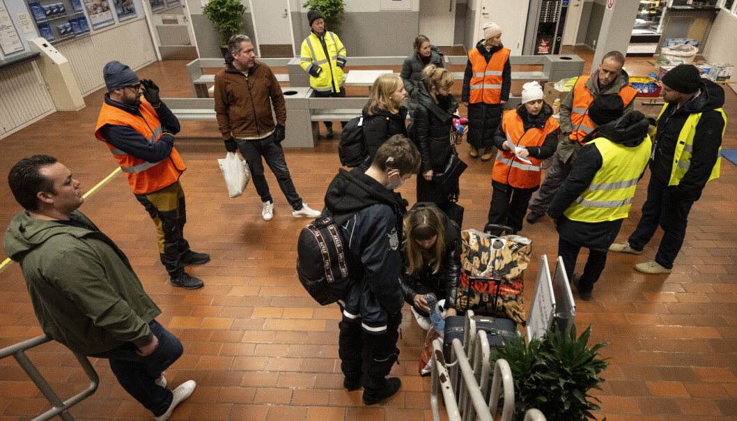 Mottak: To ukrainske mødre og barna deres i Ystad i Sverige. De fikk hjelp av innvandringsmyndighetene i Sverige forrige helg. De fleste flyktningene som kommer til Norge er kvinner og barn. Mottak: To ukrainske mødre og barna deres i Ystad i Sverige. De fikk hjelp av innvandringsmyndighetene i Sverige forrige helg. De fleste flyktningene som kommer til Norge er kvinner og barn.