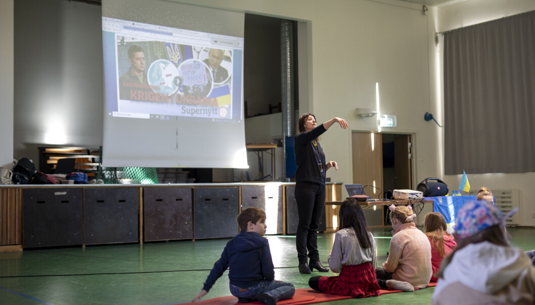 Hver uke samles elevene ved Ski skole til en fellestime i gymsalen. De yngste har sin tid og de eldste sin. På bildet ser vi 5., 6. og 7. trinn samlet for å høre om Russlands invasjon av Ukraina. Hver uke samles elevene ved Ski skole til en fellestime i gymsalen. De yngste har sin tid og de eldste sin. På bildet ser vi 5., 6. og 7. trinn samlet for å høre om Russlands invasjon av Ukraina.