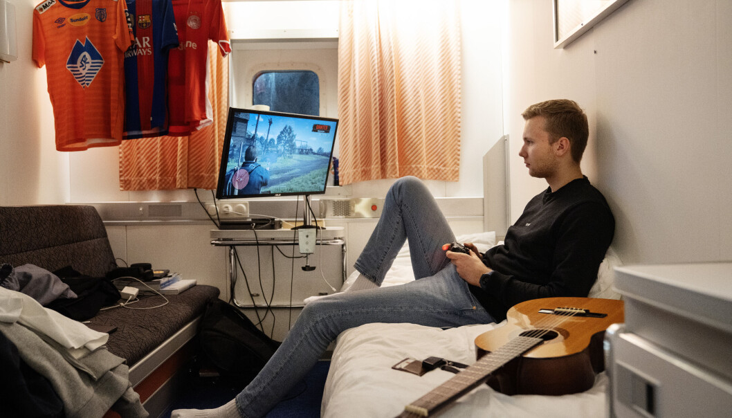 STAVANGER-HAUGESUND-BERGEN 07-08.02.2022: Elevene bor p skipet gjennom skoleret, ogs utenom tokt. Her har de enelugar trekke seg tilbake til nr det blir for tett med over 130 andre. - Jeg tror de fleste kommer godt overens. Men det er greit ha sin egen plass, slr Vg2-elev Alexander Sjvik fast. Elevene kommer fra hele landet. Det blir en og annen hjemreise i helger og ferier, men stort sett bor elevene p skipet ogs i helgene. Alexander er fra lesund, s nr Gann legger til i hjembyen, rekker han akkurat hjemom til familien i matpausen, fr han m tilbake p skolen.Foto: Marie von Krogh STAVANGER-HAUGESUND-BERGEN 07-08.02.2022: Elevene bor p skipet gjennom skoleret, ogs utenom tokt. Her har de enelugar trekke seg tilbake til nr det blir for tett med over 130 andre. - Jeg tror de fleste kommer godt overens. Men det er greit ha sin egen plass, slr Vg2-elev Alexander Sjvik fast. Elevene kommer fra hele landet. Det blir en og annen hjemreise i helger og ferier, men stort sett bor elevene p skipet ogs i helgene. Alexander er fra lesund, s nr Gann legger til i hjembyen, rekker han akkurat hjemom til familien i matpausen, fr han m tilbake p skolen.Foto: Marie von Krogh