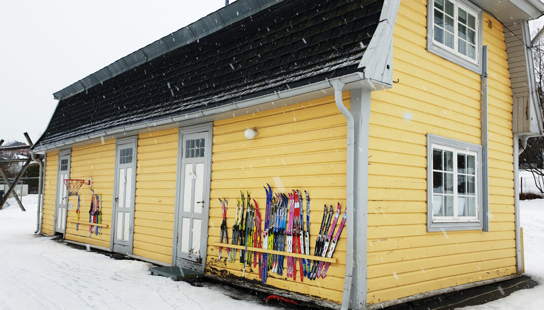 I sidebygningen finnes ski, skøyter og annet utstyr som er arvet eller kjøpt brukt.