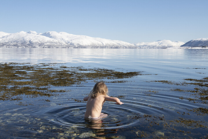 Olivia (4) setter seg rett ned i det iskalde vannet.