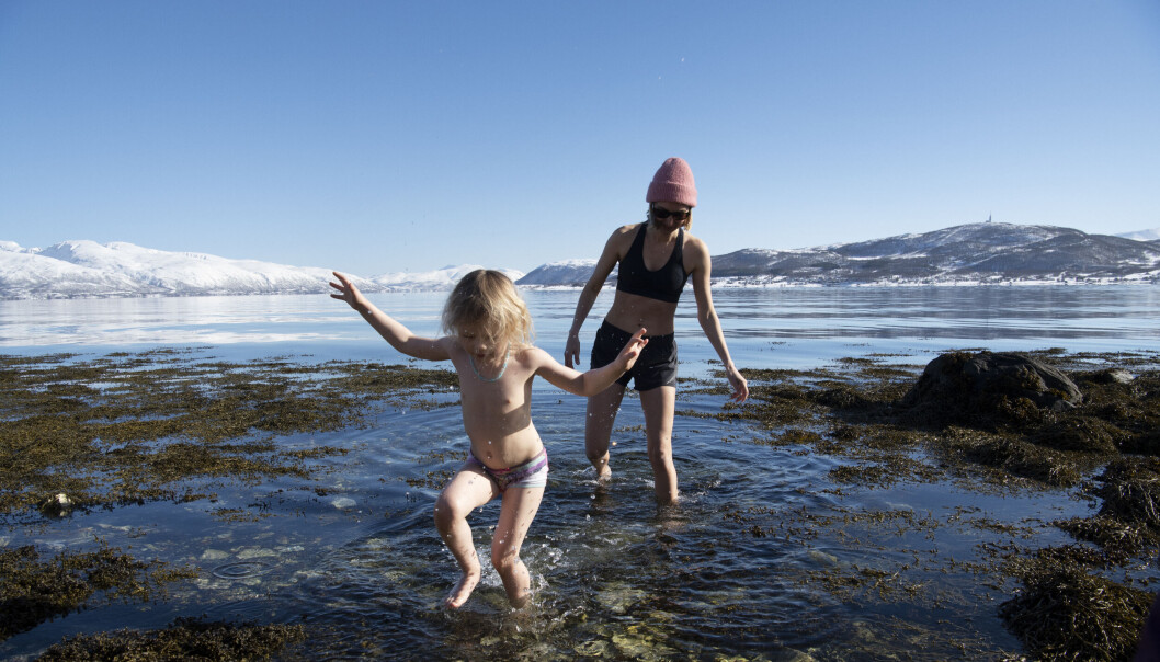 Nikoline (4) skynder seg opp på land, mens pedagogisk leder Irja Ramberg passer på. Nikoline (4) skynder seg opp på land, mens pedagogisk leder Irja Ramberg passer på.