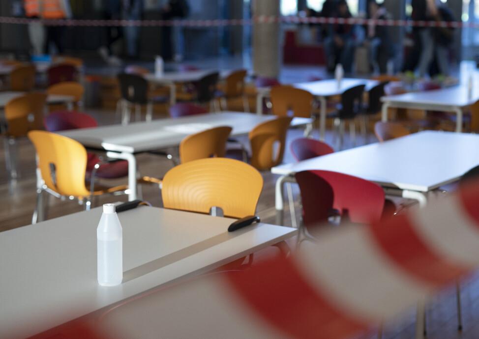 Høyre varsler høring om rødt pandeminivå på skoler