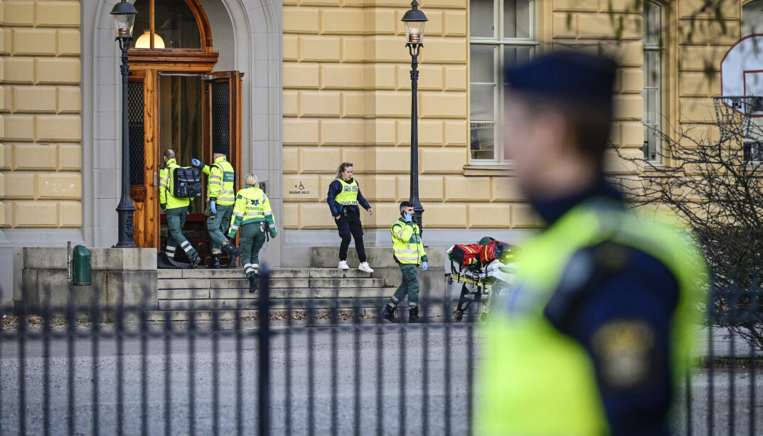 Politiet på plass ved Latinskolan i Malmö der angrepet skjedde mandag ettermiddag.