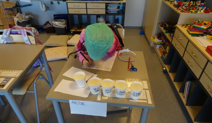På apoteket er det travelt. Det er mange praktiske utfordringer, med skriving, systematikk, informasjon og utlevering av medisin. På bildet til høyre behandles et benbrudd, toalettpapir fungerer bra som gips. På apoteket er det travelt. Det er mange praktiske utfordringer, med skriving, systematikk, informasjon og utlevering av medisin. På bildet til høyre behandles et benbrudd, toalettpapir fungerer bra som gips.