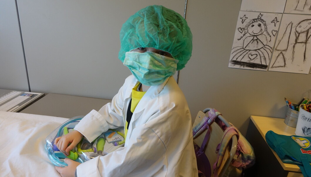 Sverre, 5 1/2 år, gjør klar utstyret til operasjonsstuen. Sverre, 5 1/2 år, gjør klar utstyret til operasjonsstuen.