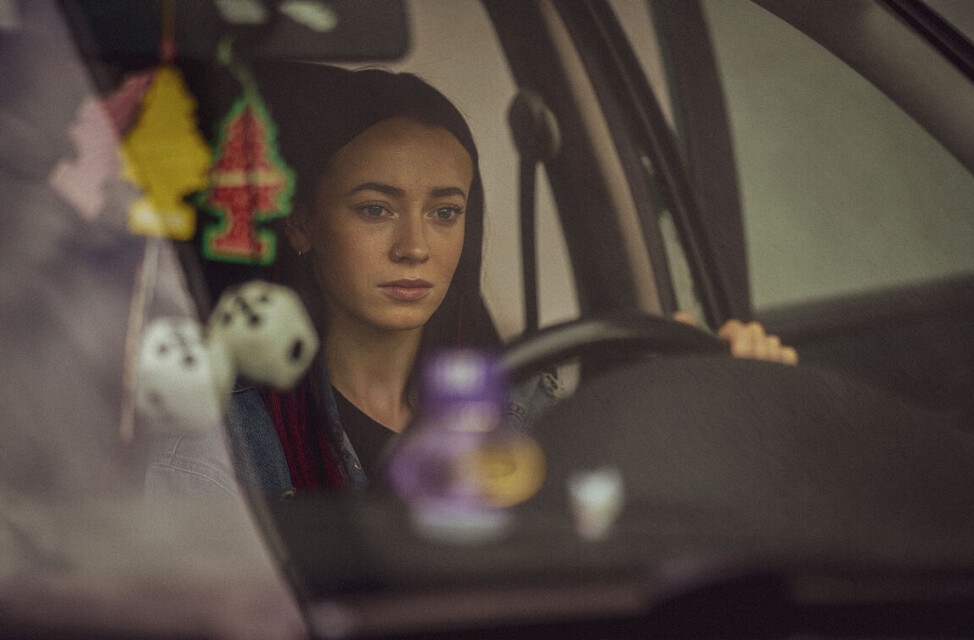 Maja Christiansen i rollen som Hege i NRK-serien Rådebank. Maja Christiansen i rollen som Hege i NRK-serien Rådebank.