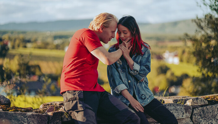 Odin Wage spiller bilmekanikeren Glenn Tore (GT) og Maja Christiansen spiller billakkeren Hege. Odin Wage spiller bilmekanikeren Glenn Tore (GT) og Maja Christiansen spiller billakkeren Hege.