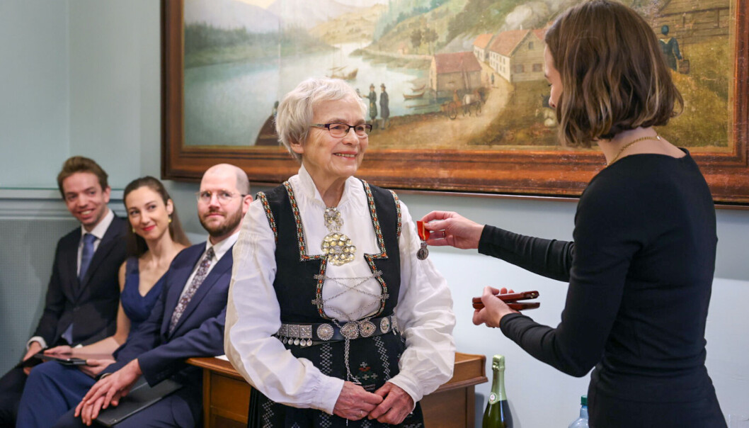 Olga Dysthe får kongens fortenstmedalje Olga Dysthe får kongens fortenstmedalje