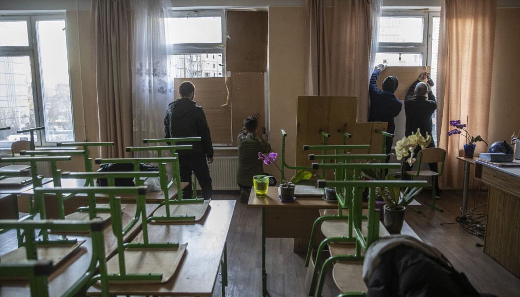 KYIV, UKRAINE - MARCH 20: People board up the windows of a school after it was damaged by Russian shelling in Kyiv, Ukraine on March 20, 2022. Emin Sansar / Anadolu Agency/ABACAPRESS.COM KYIV, UKRAINE - MARCH 20: People board up the windows of a school after it was damaged by Russian shelling in Kyiv, Ukraine on March 20, 2022. Emin Sansar / Anadolu Agency/ABACAPRESS.COM