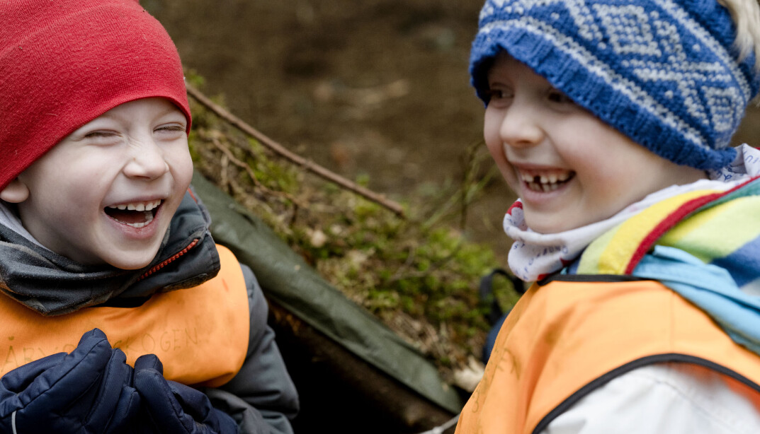 Å dele gleder, gjør dem større. Her har Åsmund (5,5 år) og Sverre (6) som sammen har funnet glede i noe. Å dele gleder, gjør dem større. Her har Åsmund (5,5 år) og Sverre (6) som sammen har funnet glede i noe.