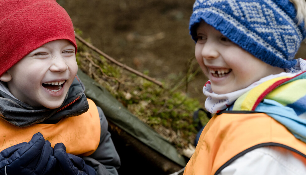 Å dele gleder, gjør dem større. Her har Åsmund (5,5 år) og Sverre (6) som sammen har funnet glede i noe. Å dele gleder, gjør dem større. Her har Åsmund (5,5 år) og Sverre (6) som sammen har funnet glede i noe.