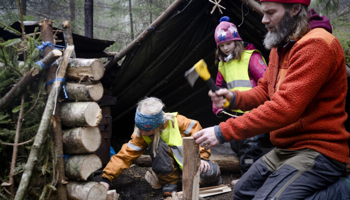 Sondre Bjaberg får hjelp av Maja og Petra sånn at de får laget bål. Sondre Bjaberg får hjelp av Maja og Petra sånn at de får laget bål.