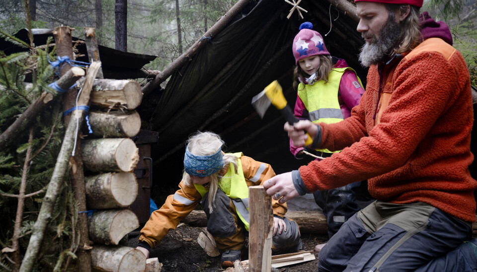 Sondre Bjaberg får hjelp av Maja og Petra sånn at de får laget bål. Sondre Bjaberg får hjelp av Maja og Petra sånn at de får laget bål.