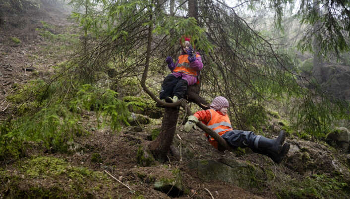 Med venner kan en leke, le og krangle. Med venner kan en leke, le og krangle.