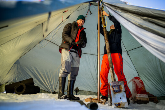 Ungdommene øver på å falle i islagt vann i Tømmerdammen i estenstadmarka i Trondheim.Foto: Ole Martin Wold Ungdommene øver på å falle i islagt vann i Tømmerdammen i estenstadmarka i Trondheim.Foto: Ole Martin Wold