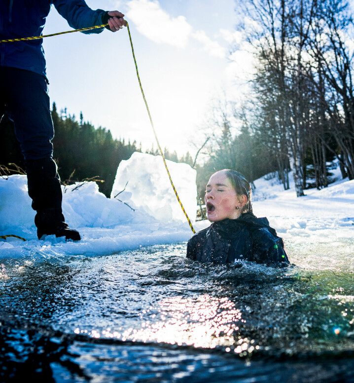 Ungdommene øver på å falle i islagt vann i Tømmerdammen i estenstadmarka i Trondheim.Foto: Ole Martin Wold