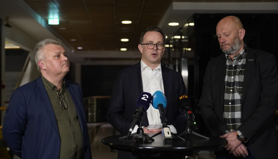 Riksmekler Mats Ruland, flankert av leder i Fellesforbundet Jørn Eggum t.v. og direktør i Norsk Industri, Stein Lier Hansen. Riksmekler Mats Ruland, flankert av leder i Fellesforbundet Jørn Eggum t.v. og direktør i Norsk Industri, Stein Lier Hansen.
