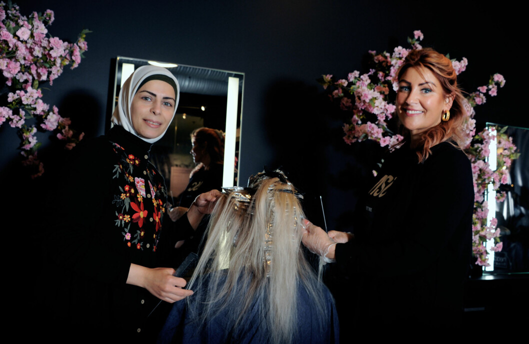 Marthe Kristine Holst sier at Labiba Magharbi kan trylle med hår. Hun er helt rå på oppsetninger og elsker å pynte bruder. Marthe Kristine Holst sier at Labiba Magharbi kan trylle med hår. Hun er helt rå på oppsetninger og elsker å pynte bruder.
