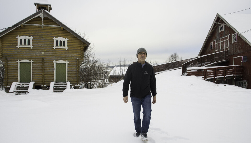 Her hos rektor Terje Wold på Stovner videregående skole er det både landlig og bynært. Mellom stabburet og låven kan du se blokkene på Stovner.