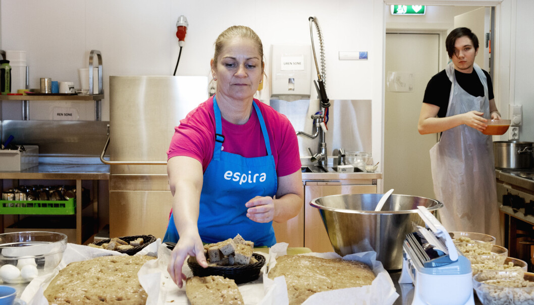 Barnehagekokken lager focaccia til ungene. Barnehagekokken lager focaccia til ungene.