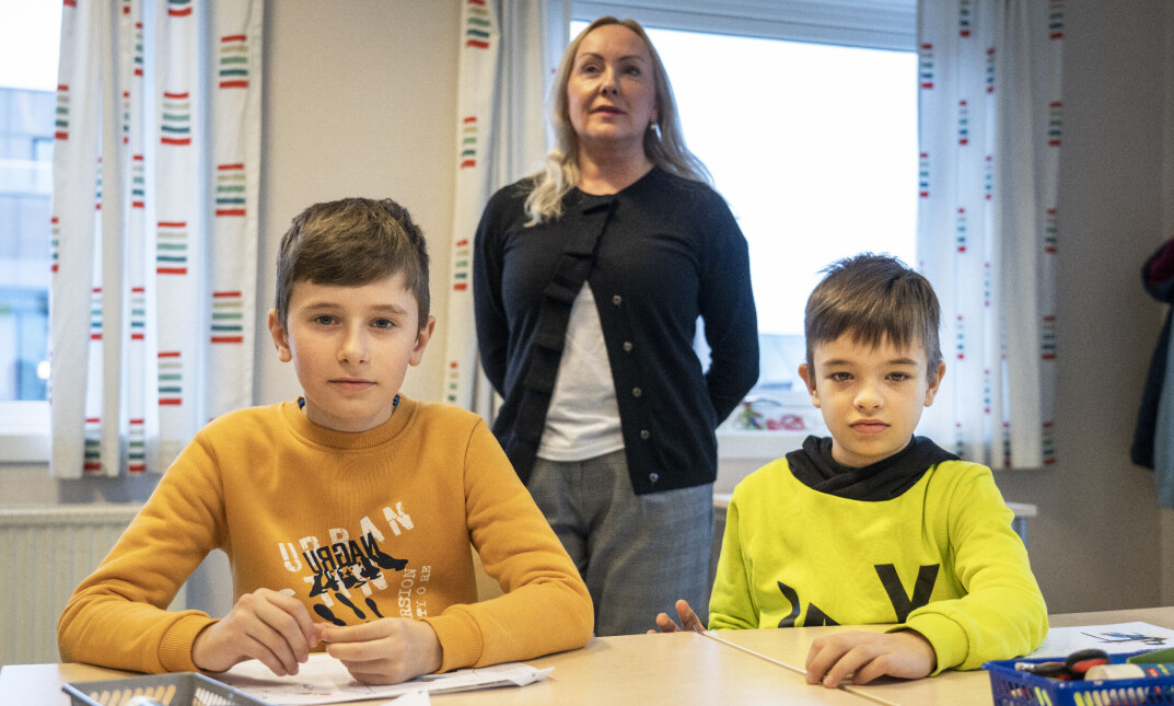 Ni år gamle Kostja og Misha er flyktninger fra Ukraina og er nå elever ved Byskolen i Sandefjord. Tidligere i april fikk de besøk av statsminister Jonas Gahr Støre (Ap). Nå sikrer en ny avtale at pensjonerte lærere kan bidra i skoler og barnehager. Ni år gamle Kostja og Misha er flyktninger fra Ukraina og er nå elever ved Byskolen i Sandefjord. Tidligere i april fikk de besøk av statsminister Jonas Gahr Støre (Ap). Nå sikrer en ny avtale at pensjonerte lærere kan bidra i skoler og barnehager.