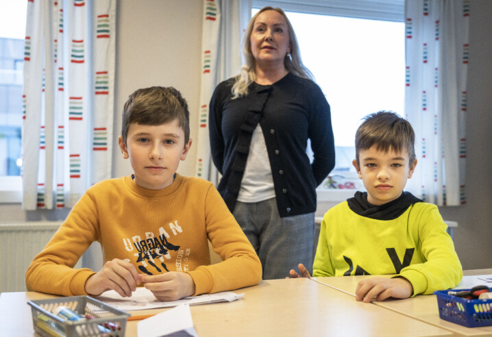 Ni år gamle Kostja og Misha er flyktninger fra Ukraina og er nå elever ved Byskolen i Sandefjord. Tidligere i april fikk de besøk av statsminister Jonas Gahr Støre (Ap). Nå sikrer en ny avtale at pensjonerte lærere kan bidra i skoler og barnehager.