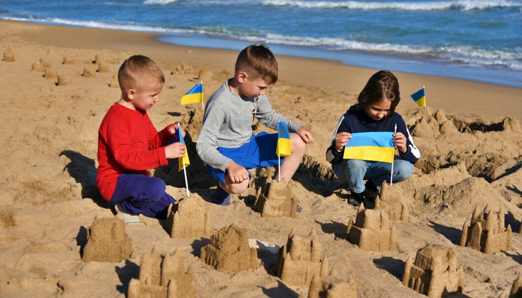 Ukrainian refugee children place Ukrainian flags on tops of sand castles at the beach of Sant Salvador in Vendrell. Conceding with the celebration of Orthodox Easter, a group of Ukrainian refugees including children in Vendrell has made sandcastles on the beach of Sant Salvador, each sand castle symbolizing the death of a child during the Russian invasion of Ukraine. It also shows the castles that the deceased children will never be able to build. (Photo by Ramon Costa / SOPA Images/Sipa USA)