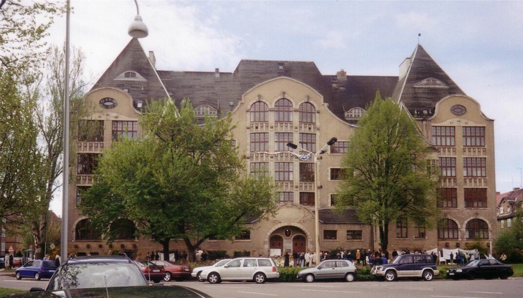 Erfurter Gutenberg-Gymnasium 5. mai 2002, en ukes tid etter skoleskytingen. Foto: Wikimedia Commons / ASK. Lisens: CC BY-SA 3.0 Erfurter Gutenberg-Gymnasium 5. mai 2002, en ukes tid etter skoleskytingen. Foto: Wikimedia Commons / ASK. Lisens: CC BY-SA 3.0