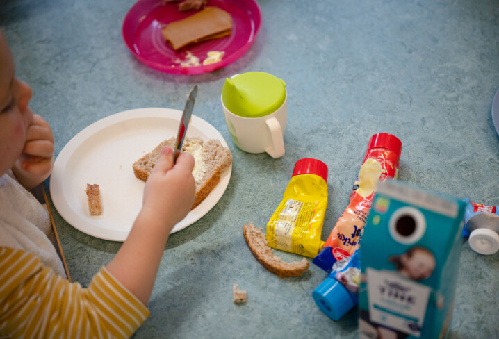 Regjeringen vil regulere matpenger i barnehagene.